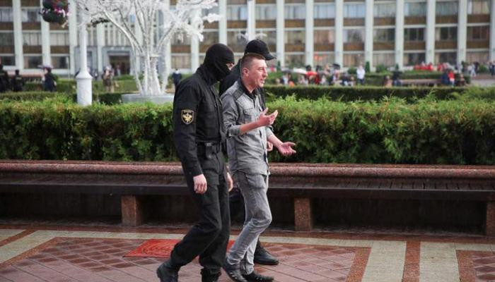 Очевидцы сообщают о массовых задержаниях журналистов в центре Минска