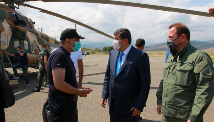 Араик Арутюнян встретил в аэропорту Степанакерта премьер-министра Армении Никола Пашиняна
