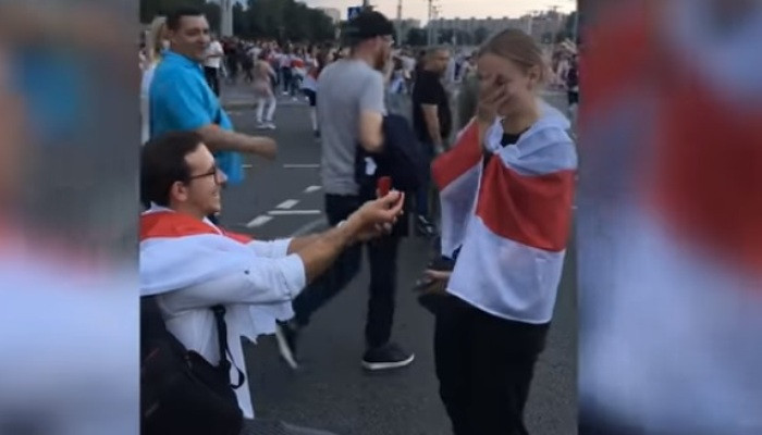 Парень сделал предложение девушке во время протестной акции в Минске