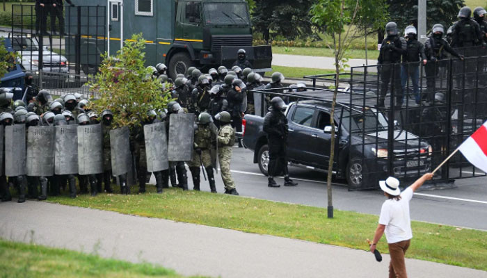 У резиденции Лукашенко в Минске стоят десять БТР