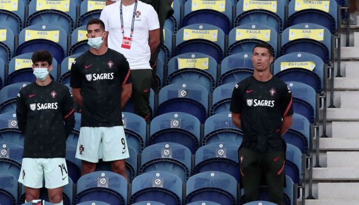 Роналду сделали замечание за отсутствие маски — его реакция