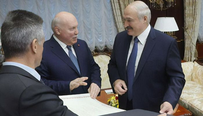 «Ответ всем тем, кто смотрит по-другому» Посол России подарил Александру Лукашенко карту с белорусскими областями в составе Российской империи