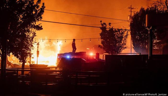 В результате мощных пожаров на Западном побережье США погибли 26 человек