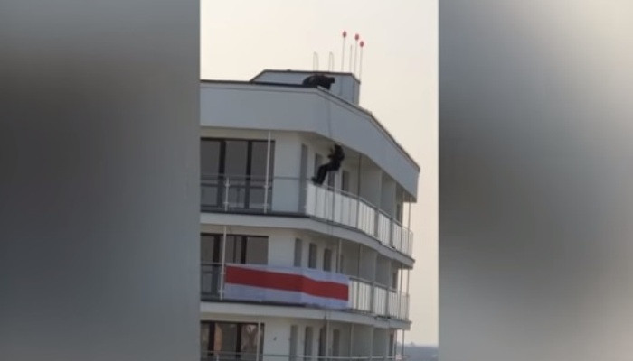 В ЖК «Минск-мир» неизвестный спустился с крыши и украл бело-красно-белый флаг