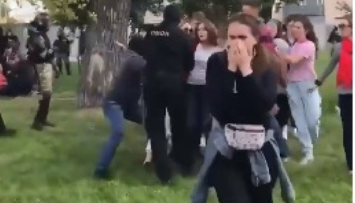 Ականատեսները նկարահանել են՝ ինչպիսի բռնությամբ են մեքենան մտցնում կին ցուցարարներին Մինսկում