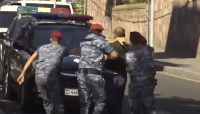 Տեսանյութ.Ինչպես են ոստիկանները ուժով բերման ենթարկում ակցիայի մասնակիցներին