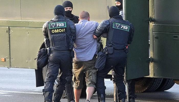 Белорусский программист рассказал, что сотрудник ОМОНа изнасиловал его дубинкой из-за отказа разблокировать телефон