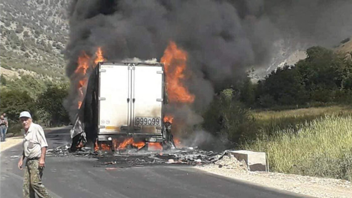 Երևան-Մեղրի միջպետական ճանապարհին բեռնատար է այրվում