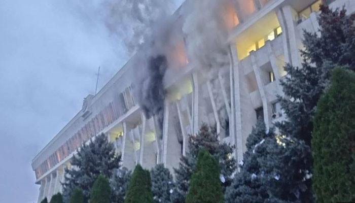 В здании парламента Киргизии начался пожар