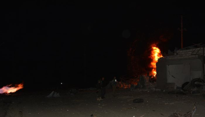 В результате ракетного обстрела Степанакерта загорелся автомобиль, разрушены близлежащие сооружения и магазины хозяйственного значения