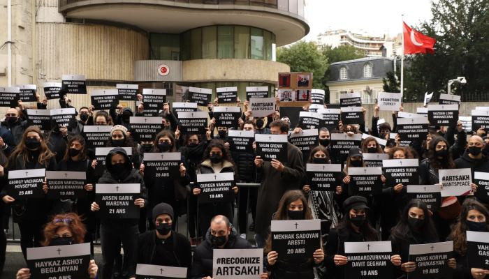Սևազգեստ մարդիկ, սև պաստառներ. խորհրդանշական բողոքի ակցիա Ֆրանսիայում Թուրքիայի դեսպանատան դիմաց