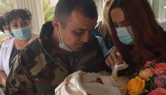 Երևանում ծնված արցախցի փոքրիկին ռազմաճակատից դիմավորելու է եկել հայրը