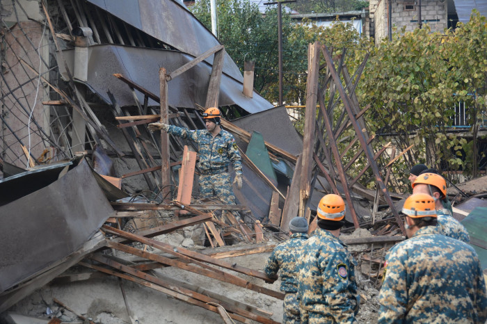 Госслужба по ЧС Арцаха: В Степанакерте ракета попала в жилой дом, погибли 3 мирных жителя
