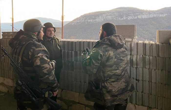 Араик Арутюнян: Рано утром посетил боевые позиции по обороне Степанакерта