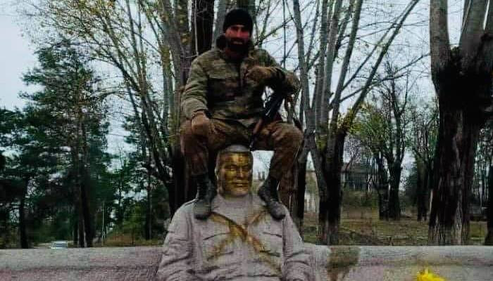 Ադրբեջանցիները պղծել են Սպարապետ Վազգեն Սարգսյանի արձանը Շուշիում