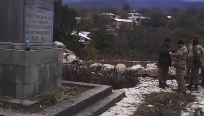 Соловьев։ "Aзербайджанские солдаты оскверняют памятник жертвам Великой Отечественной войны"