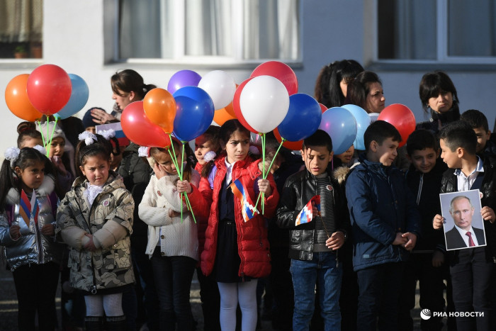 Плакаты с изображением Путина и надписью «Спасибо России» на открытии школы в Степанакерте