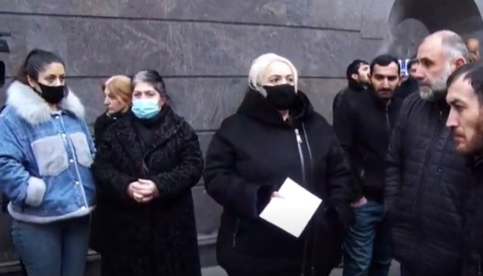 Անհետ կորած զինծառայողների ծնողները ՀՀ-ում ՌԴ դեսպանատան մոտ են