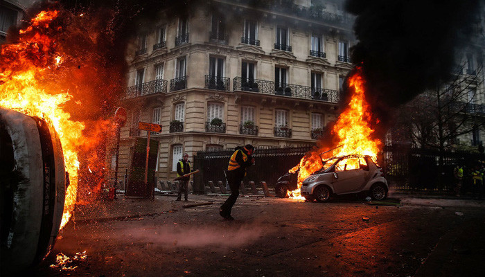Փարիզում ցուցարարները մեքենաներ են այրել