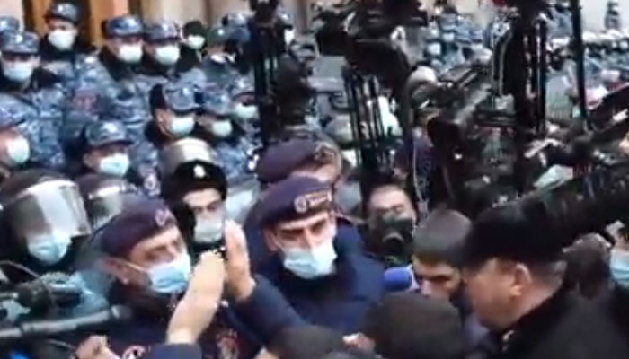 Напряженная ситуация перед зданием правительста: протестующие пытаются проникнуть в здание