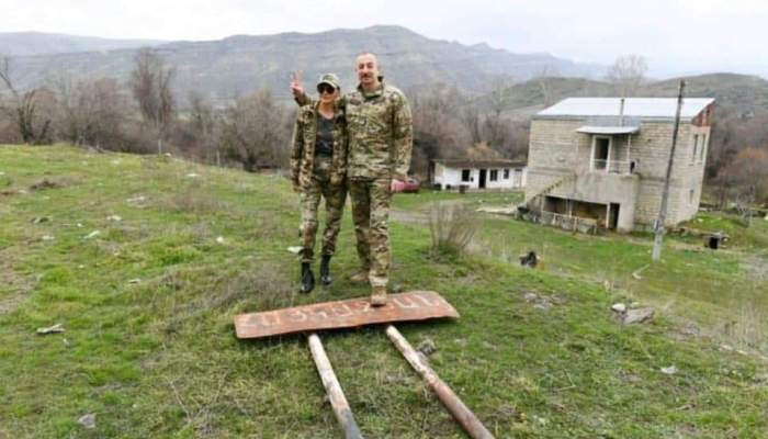 Տեսանյութ.«Այնտեղ ինչ- որ բան հայերեն է գրված».Ալիևը կարգադրել  է հանել Հայկազյան գյուղի ցուցանակը՝ կանգնելով  վրան