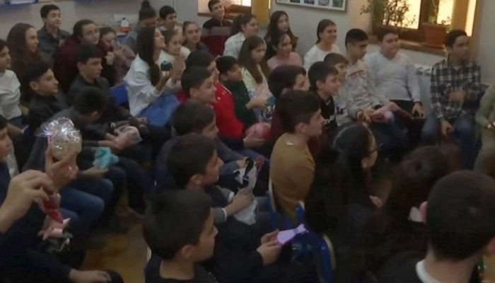 Ռուսաստանի երեխաները Արցախի երեխաներին 1500 բացիկ և 1200 ամանորյա խաղալիք են փոխանցել