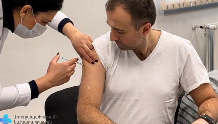 Арсен Торосян привился от коронавируса вакциной Sputnik V