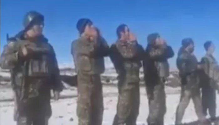 Թշնամու դիրքերից ընդամենը 150 մետր հեռավորության վրա հայ զինվորները բղավում են՝ «Ղարաբաղը Հայաստան է»