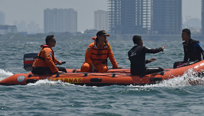 В месте пропажи индонезийского Boeing в море нашли обломки и части тел