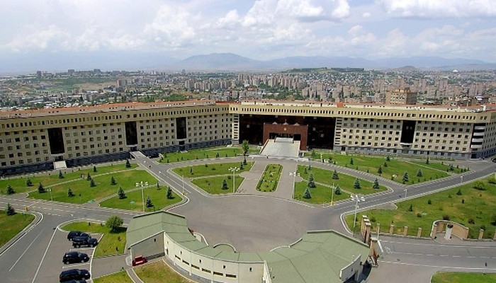 Отца пропавшего без вести военнослужащего протаранившего ворота Минобороны Армении отпустили под подписку о невыезде