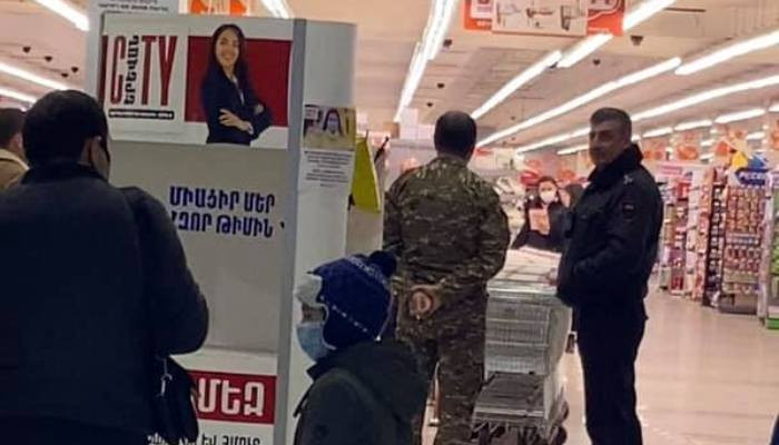 В Ереване в супермаркете на проспекте Комитас четыре азербайджанца делают покупки