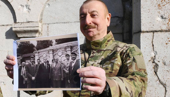В Шуши Алиев показал свое фото, сделанное на том же месте 39 лет назад
