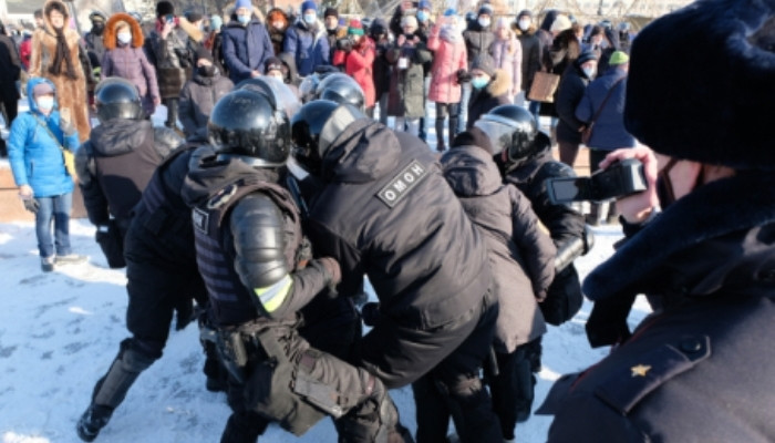 На акциях протеста по всей России задержали больше тысячи человек