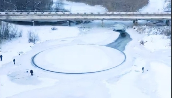 Под Брестом на поверхности реки образовался вращающийся ледяной круг