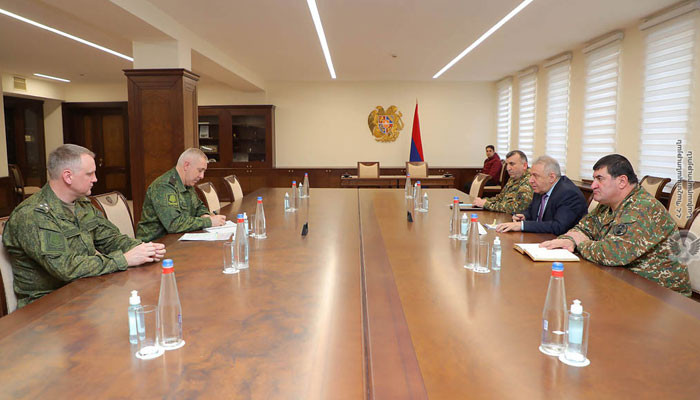 Министр обороны Армении встретился с командующим российским миротворческим контингентом в Арцахе