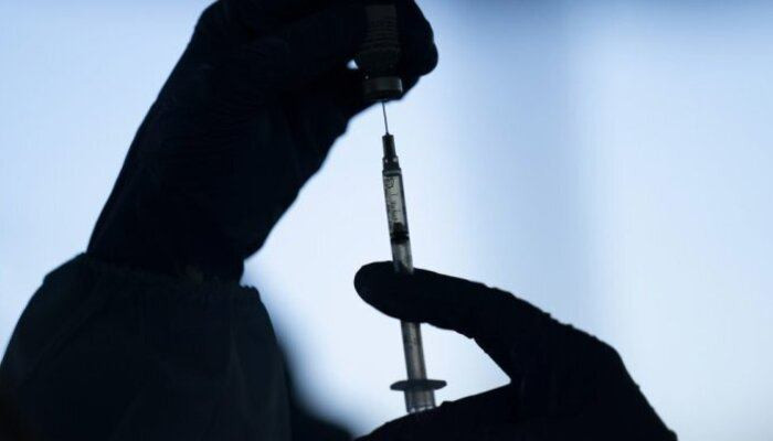 В Австралии медработник попал в реанимацию после прививки Pfizer
