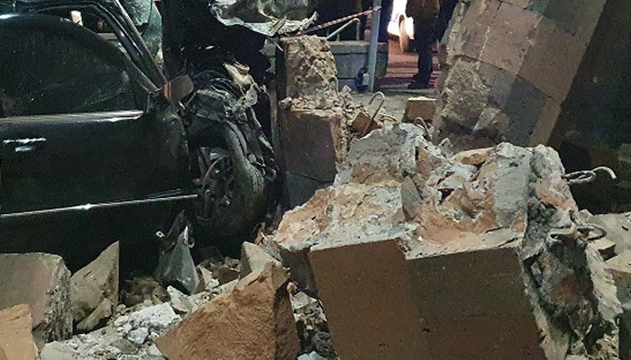 ДТП в Ереване։ водитель пробил бетонную опору и врезался в кинотеатр «Айреник»
