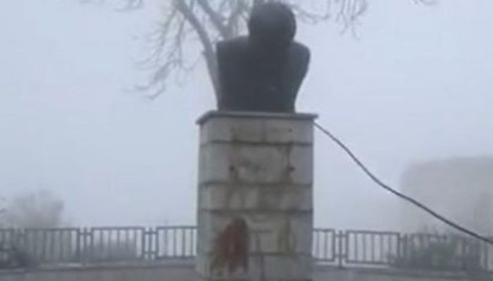 Շուշիում պղծել և քանդել են Հովհաննես Թևոսյանի հուշարձանը