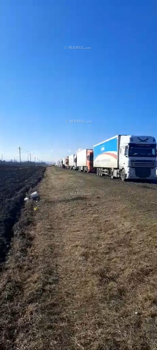 Порядка 1000 грузовиков застряли на КПП «Верхний Ларс»