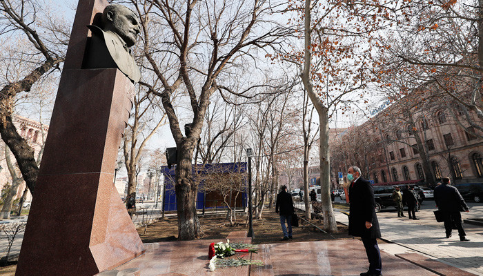 Փաշինյանը ծաղիկներ է խոնարհել ոչ թե «Եռաբլուր»-ում, այլ Վազգեն Սարգսյանի անվան փողոցի հուշարձանին