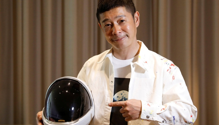Японский миллиардер выберет восемь человек для совместного полета на Луну