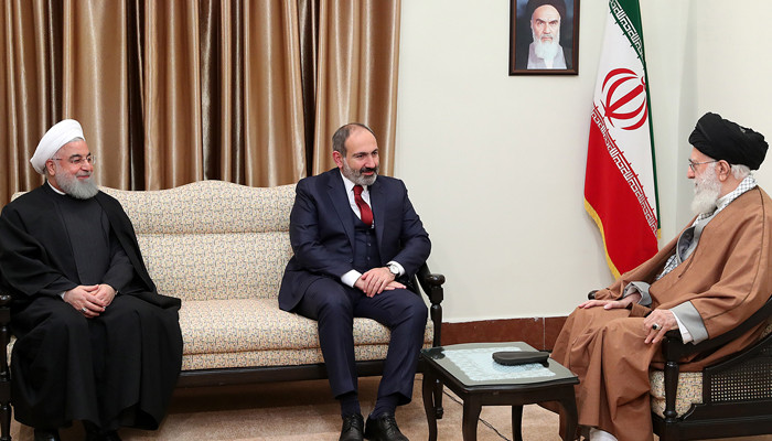 Пашинян направил поздравительные послания Сейеду Али Хаменеи и Хасану Рухани по случаю Новруза