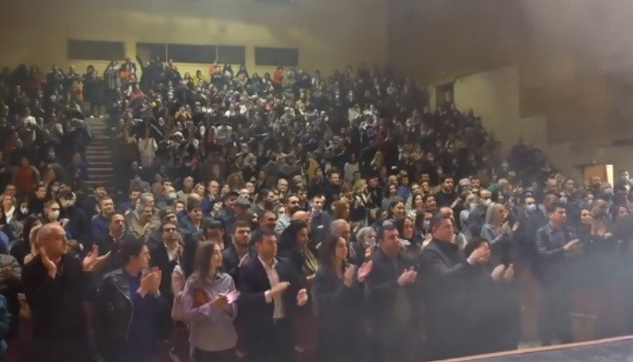 Վահրամ Սահակյանի ներկայացման ավարտին հանդիսատեսը ծափահարում է ու վանկարկում «Նիկոլ, դավաճան»