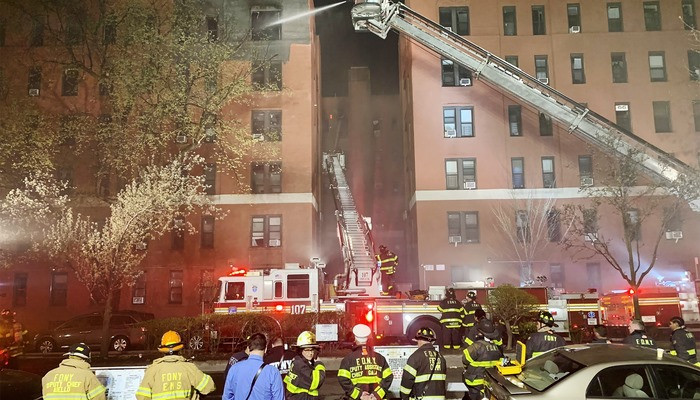 При пожаре в жилом доме Нью-Йорка пострадал 21 человек