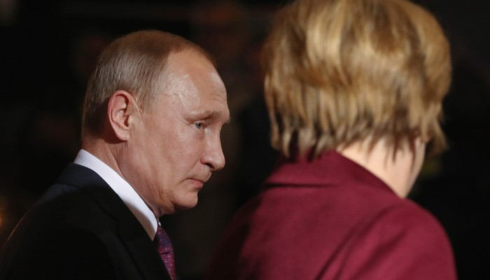 Кремль: Путин объяснил Меркель, что перемещения войск РФ по стране являются внутренним делом