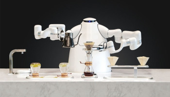 В Китае изобрели робота, который сам готовит кофе и чай