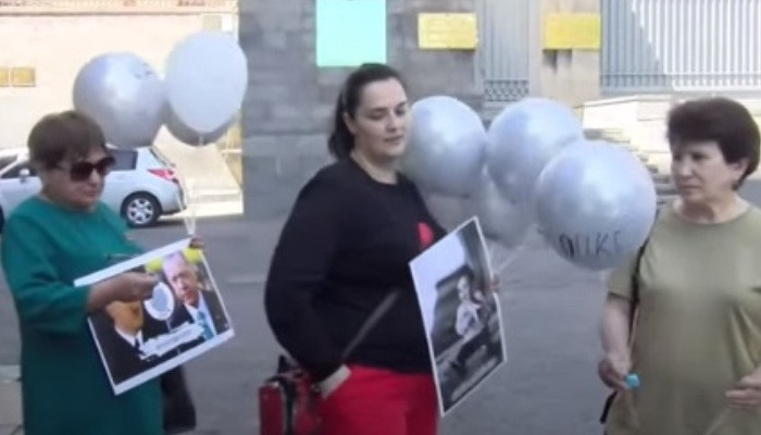 Участники акции протеста взорвали воздушные шарики с надписью «ОДКБ» перед посольством России в Армении