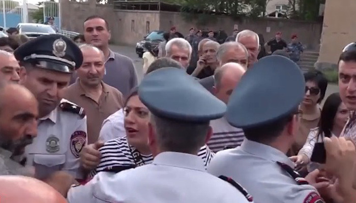 Наира Зограбян: Вчера в Арташате группа агрессивных людей напала на журналистов