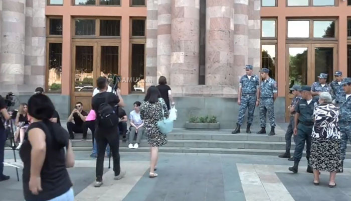 Родственники военнопленных проводят бессрочную сидячую акцию у здания правительства Армении