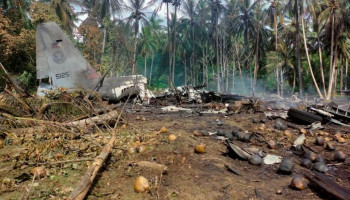 At least 17 killed in Philippines troop plane crash